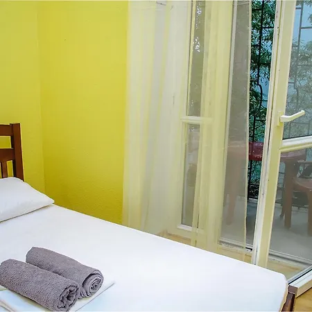Golden Globus Hostel *